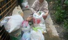 香港吃瓜女生跪地免费,揭秘背后惊人真相