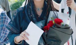 娱乐爆料郑爽王嘉尔,甜蜜互动引热议，恋情疑云再起？”